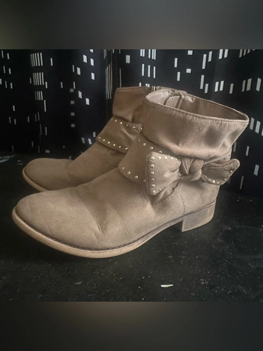 kidpik Brown Bow-Accent Ankle Boots with Studs